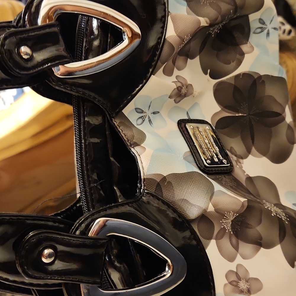 Iam selling a handbag